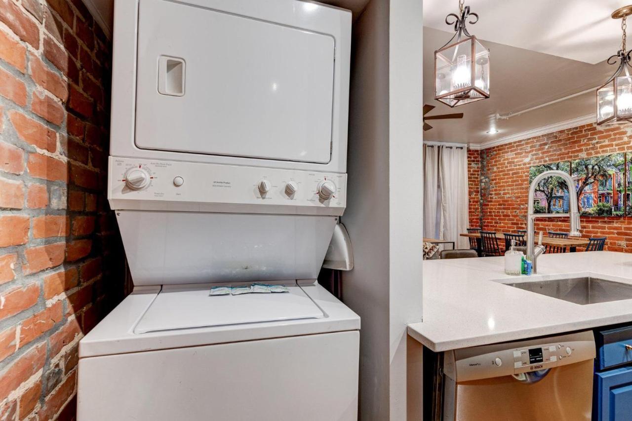 Location! Charming 2br Brick Walls, Walk To Fq New Orleans