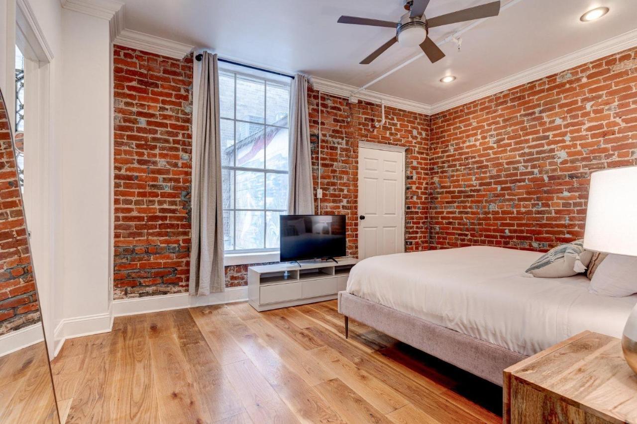 Location! Charming 2br Brick Walls, Walk To Fq Holiday home New Orleans