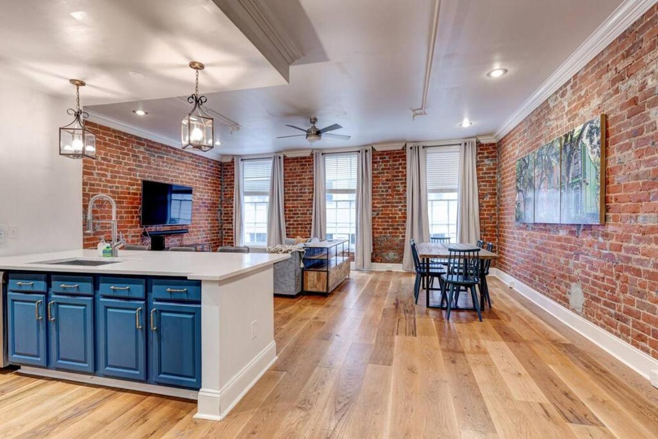 Location! Charming 2br Brick Walls, Walk To Fq Holiday home *